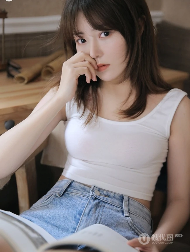 气质匀称女孩清新小气质室内写真，白背心和短裤很搭