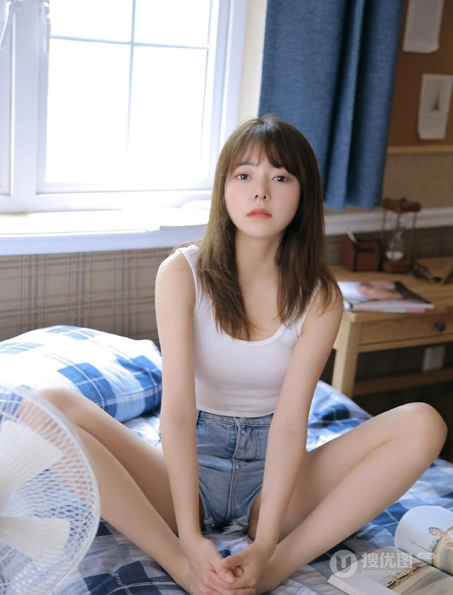 气质匀称女孩清新小气质室内写真，白背心和短裤很搭