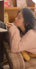 浅粉清新纯美萌妹 粉色毛衣搭短裤室内写真图片