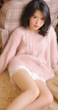 浅粉清新纯美萌妹 粉色毛衣搭短裤室内写真图片