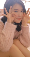 浅粉清新纯美萌妹 粉色毛衣搭短裤室内写真图片