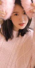 浅粉清新纯美萌妹 粉色毛衣搭短裤室内写真图片