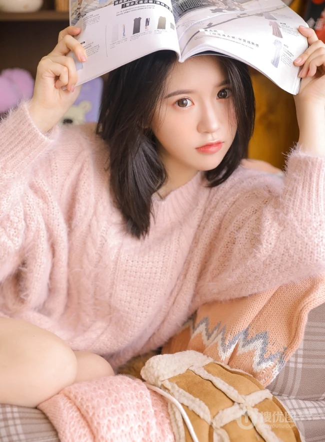 浅粉清新纯美萌妹 粉色毛衣搭短裤室内写真图片