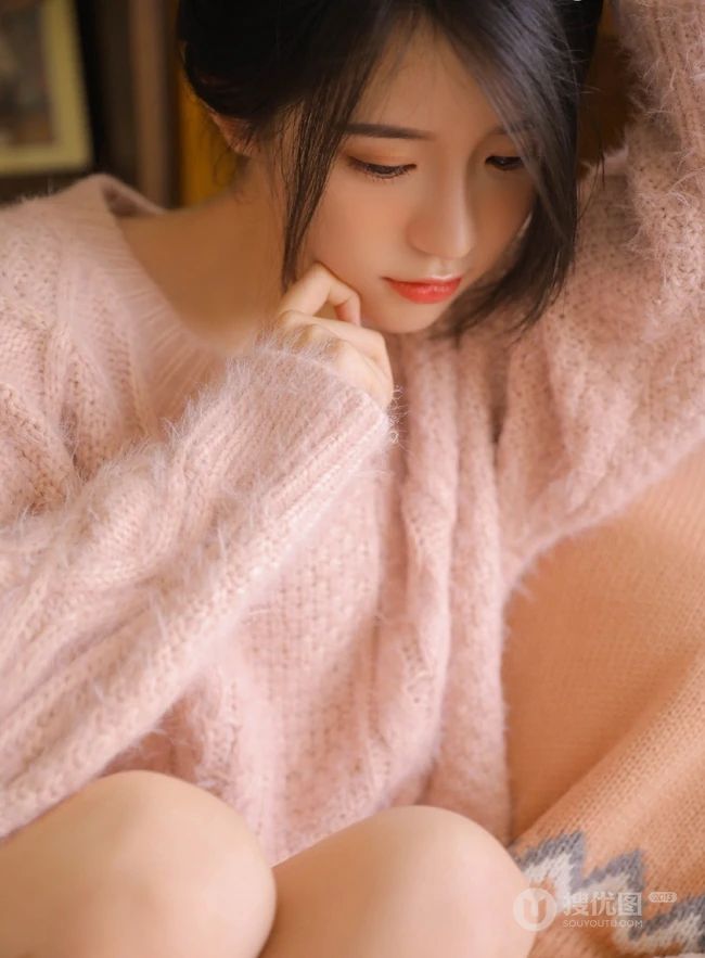 浅粉清新纯美萌妹 粉色毛衣搭短裤室内写真图片