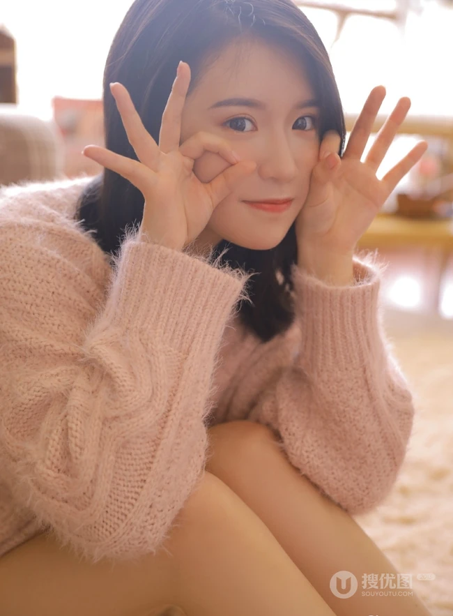 浅粉清新纯美萌妹 粉色毛衣搭短裤室内写真图片
