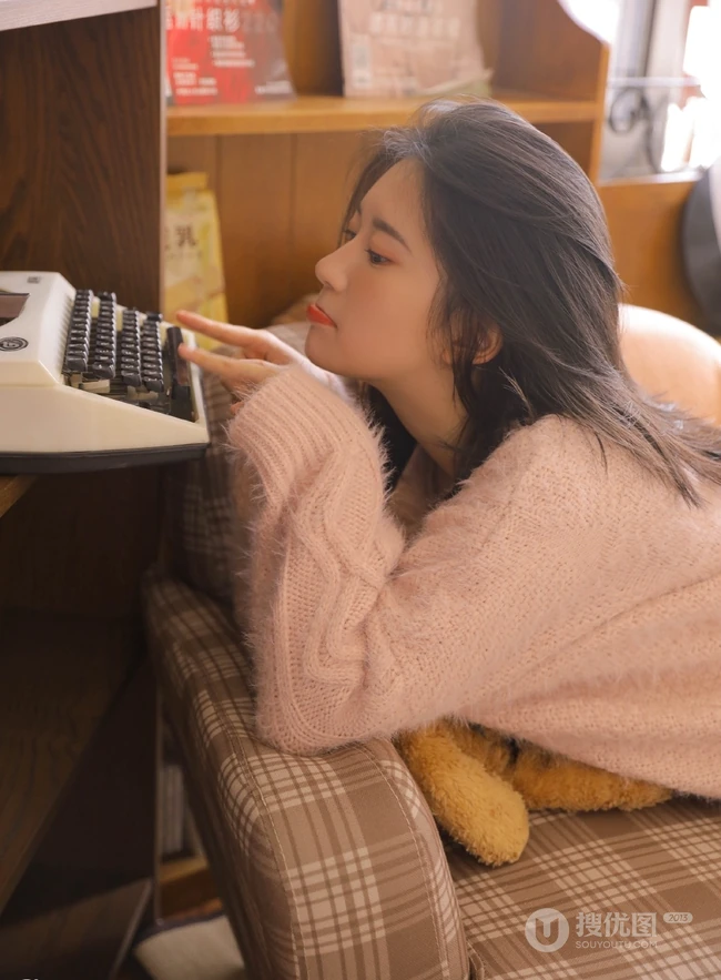 浅粉清新纯美萌妹 粉色毛衣搭短裤室内写真图片
