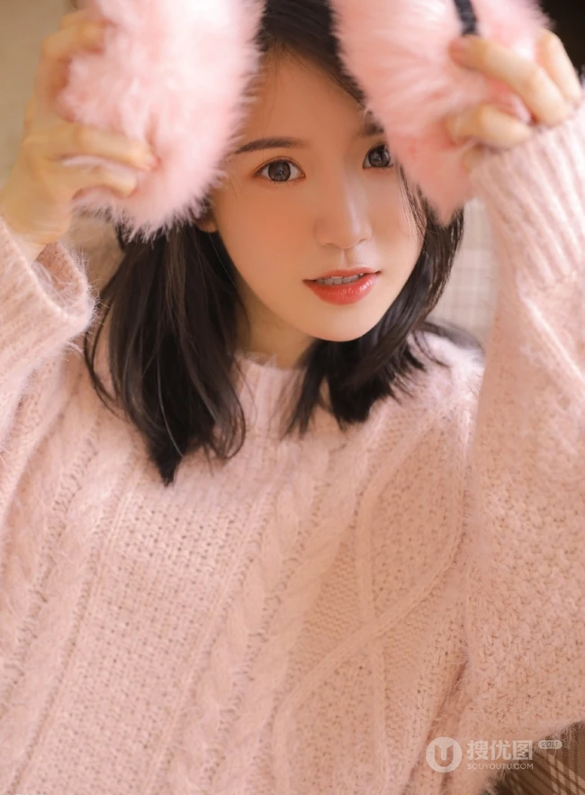浅粉清新纯美萌妹 粉色毛衣搭短裤室内写真图片