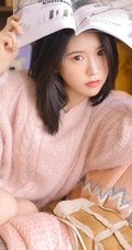 浅粉清新纯美萌妹 粉色毛衣搭短裤室内写真图片
