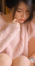 浅粉清新纯美萌妹 粉色毛衣搭短裤室内写真图片