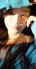 粉唇线条感长发动人少女卫衣短裤室内气质写真图片