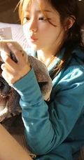 粉唇线条感长发动人少女卫衣短裤室内气质写真图片