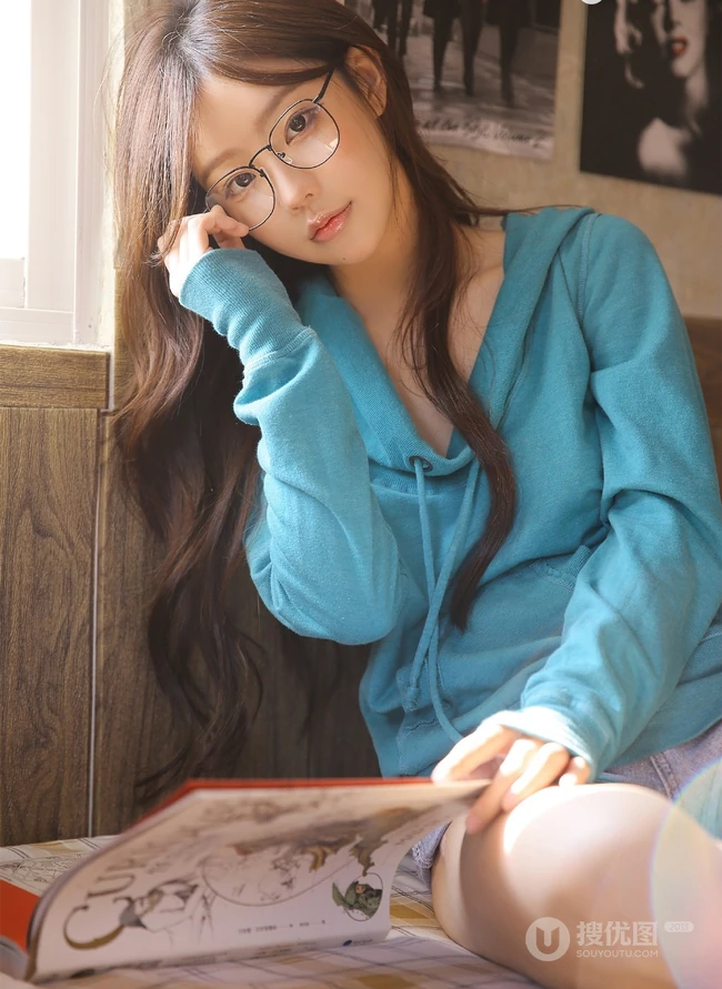 粉唇线条感长发动人少女卫衣短裤室内气质写真图片