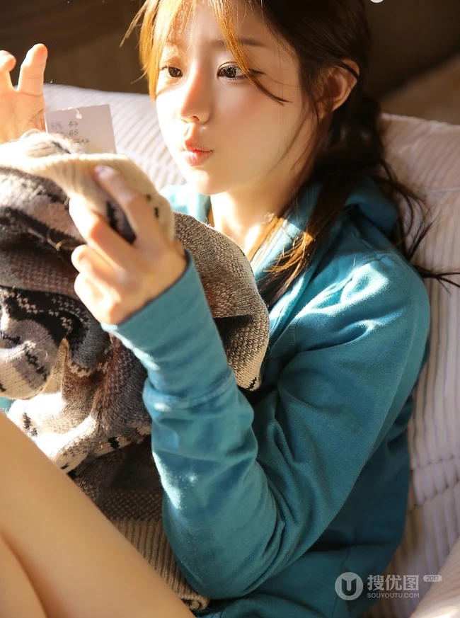 粉唇线条感长发动人少女卫衣短裤室内气质写真图片