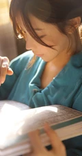 粉唇线条感长发动人少女卫衣短裤室内气质写真图片