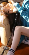 粉唇线条感长发动人少女卫衣短裤室内气质写真图片