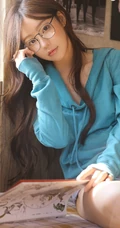 粉唇线条感长发动人少女卫衣短裤室内气质写真图片