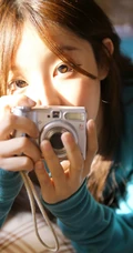 粉唇线条感长发动人少女卫衣短裤室内气质写真图片