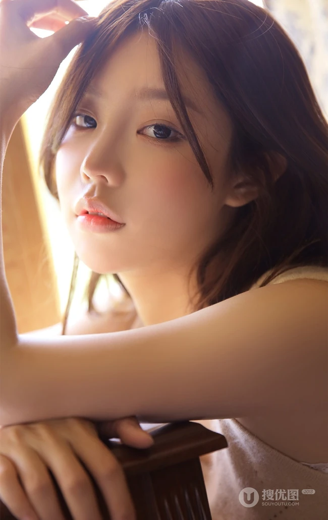 美丽女孩，俏皮中带着动人气质，精选少女佳人室内美图