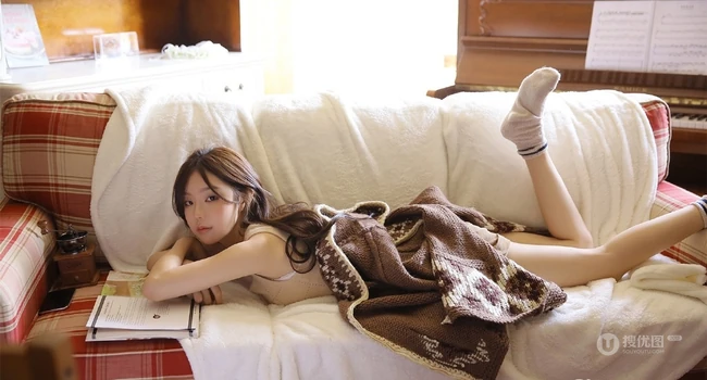 美丽女孩，俏皮中带着动人气质，精选少女佳人室内美图