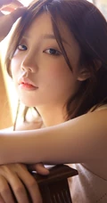 美丽女孩，俏皮中带着动人气质，精选少女佳人室内美图