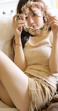 美丽女孩，俏皮中带着动人气质，精选少女佳人室内美图