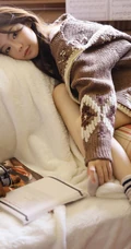 美丽女孩，俏皮中带着动人气质，精选少女佳人室内美图