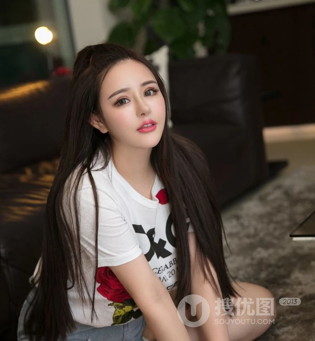 匀称型女生杨安娜气质紧身裙，裤写真图片，包裹不住的匀称身形