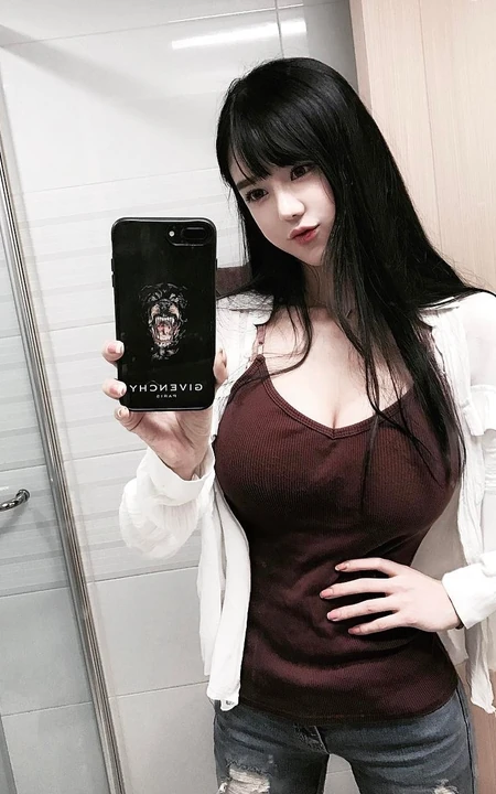 李秀彬健身房大秀匀称身形，细腰丰乳简直完美