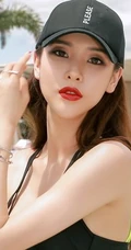 韩国泳装模特朴多贤鸭舌帽配黑色泳装秀匀称身形