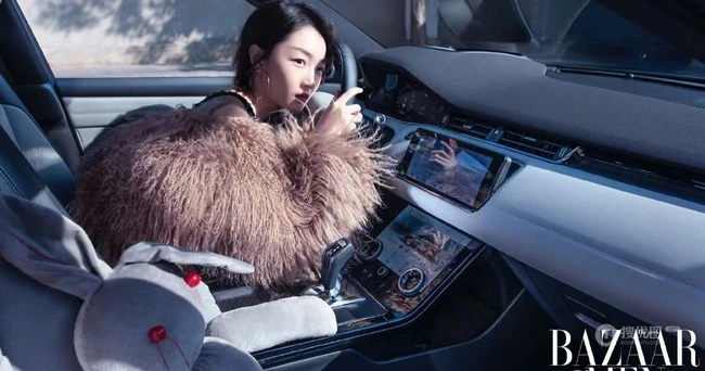 周冬雨时尚酷美豪放《BAZAAR》杂志封面写真大片