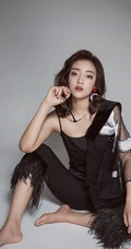 罗予彤时尚摩登造型写真，演绎多套服饰气质动人