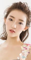 罗予彤时尚摩登造型写真，演绎多套服饰气质动人
