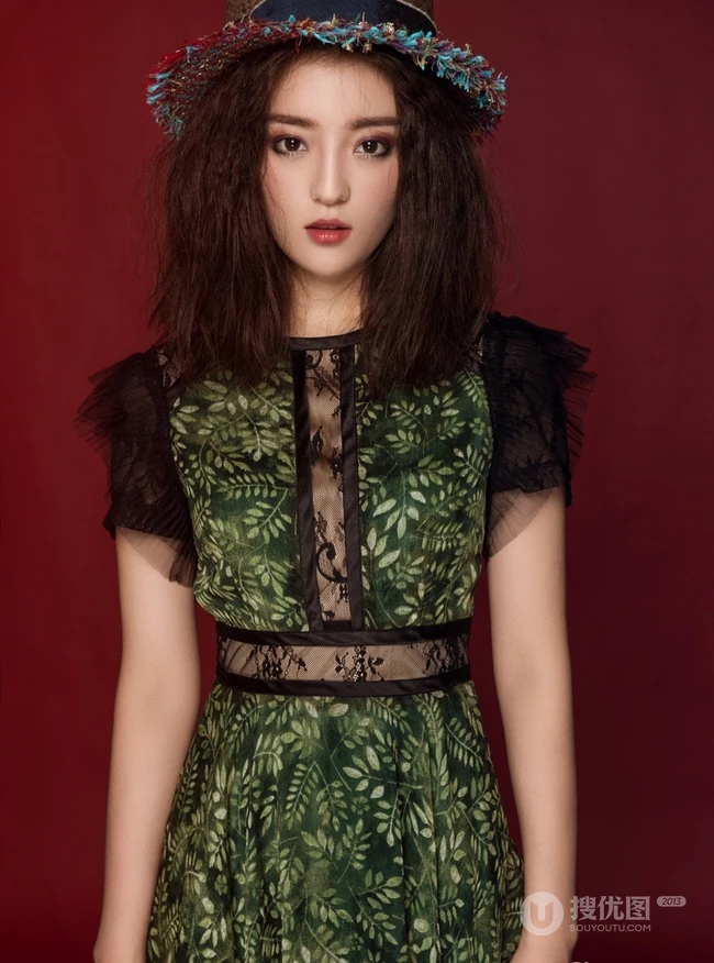 罗予彤时尚摩登造型写真，演绎多套服饰气质动人