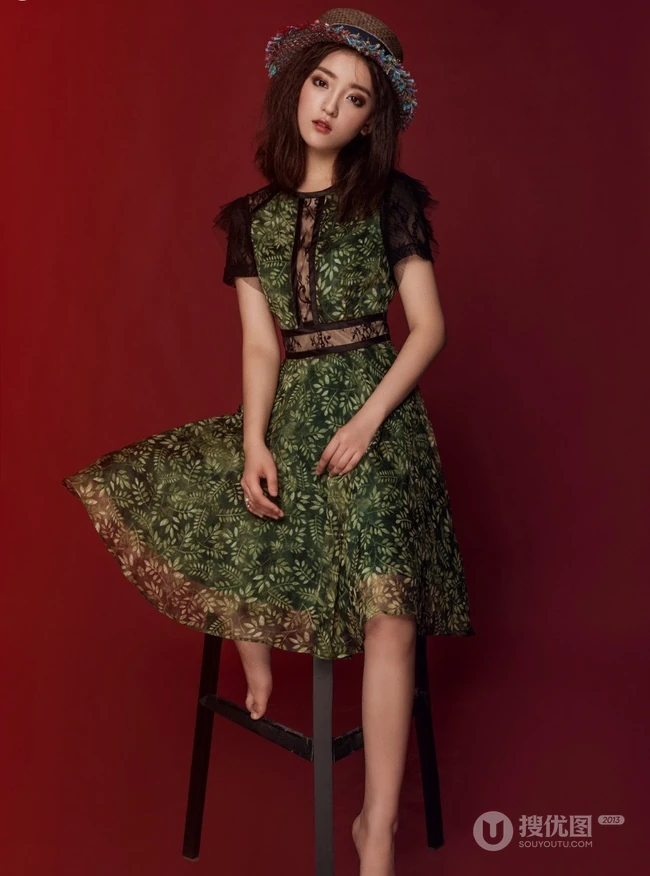 罗予彤时尚摩登造型写真，演绎多套服饰气质动人