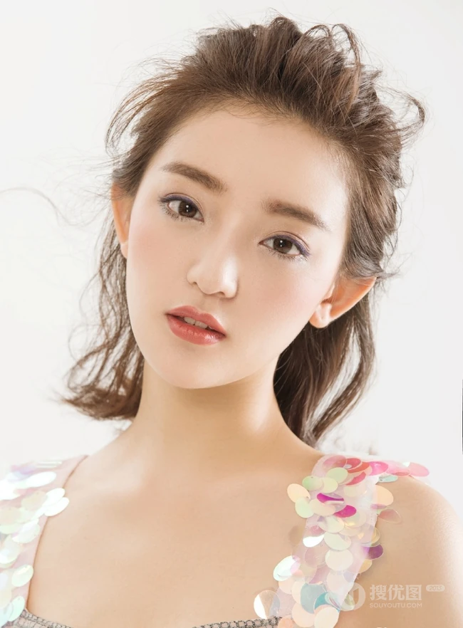 罗予彤时尚摩登造型写真，演绎多套服饰气质动人