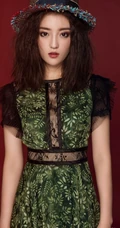 罗予彤时尚摩登造型写真，演绎多套服饰气质动人