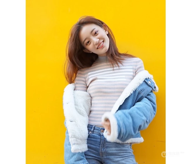 罗予彤牛仔服套装萌美可爱街拍写真图片