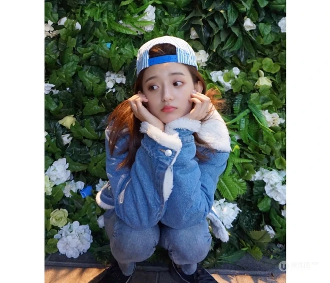 罗予彤牛仔服套装萌美可爱街拍写真图片