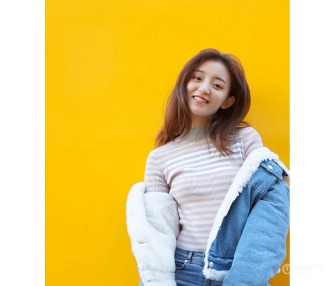 罗予彤牛仔服套装萌美可爱街拍写真图片
