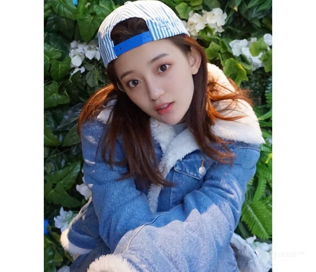 罗予彤牛仔服套装萌美可爱街拍写真图片