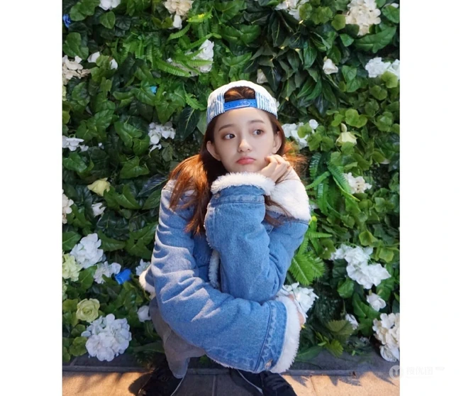 罗予彤牛仔服套装萌美可爱街拍写真图片