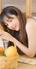 微风不噪，阳光正好，浅粉死库水泳装少女室内写真图片