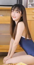 微风不噪，阳光正好，浅粉死库水泳装少女室内写真图片