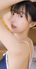 微风不噪，阳光正好，浅粉死库水泳装少女室内写真图片