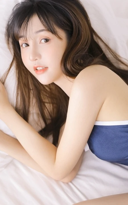 微风不噪，阳光正好，浅粉死库水泳装少女室内写真图片