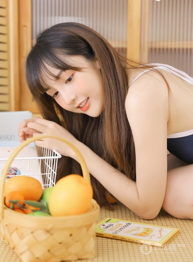 微风不噪，阳光正好，浅粉死库水泳装少女室内写真图片