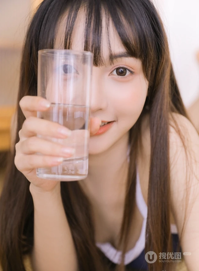微风不噪，阳光正好，浅粉死库水泳装少女室内写真图片