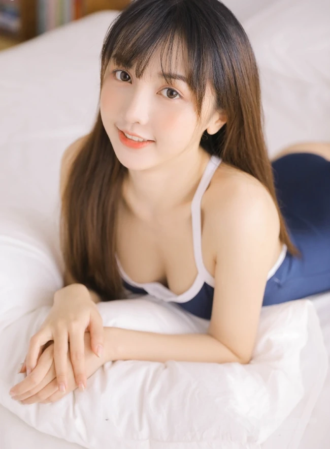 微风不噪，阳光正好，浅粉死库水泳装少女室内写真图片