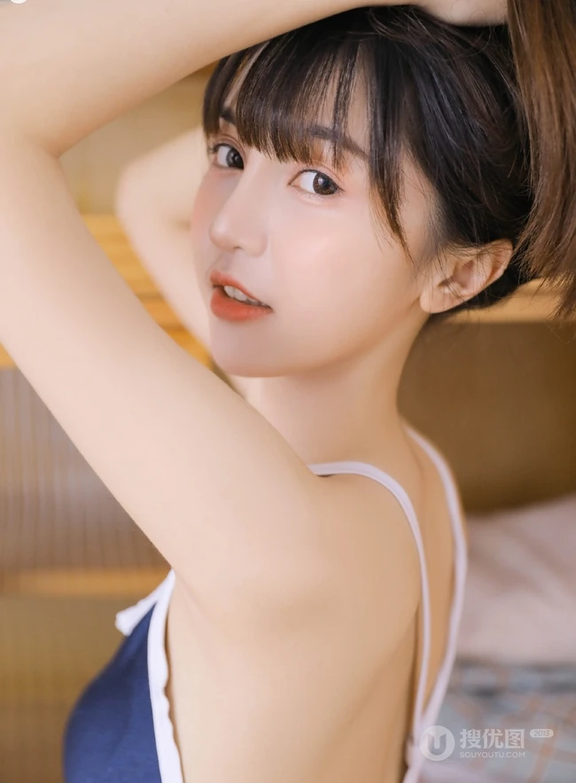 微风不噪，阳光正好，浅粉死库水泳装少女室内写真图片