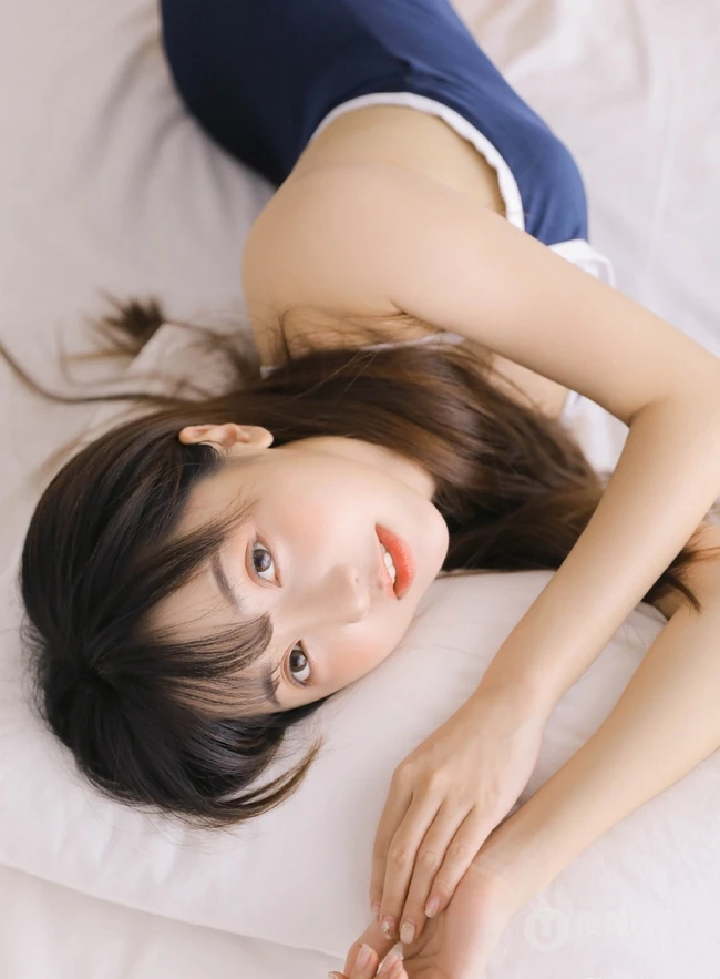 微风不噪，阳光正好，浅粉死库水泳装少女室内写真图片